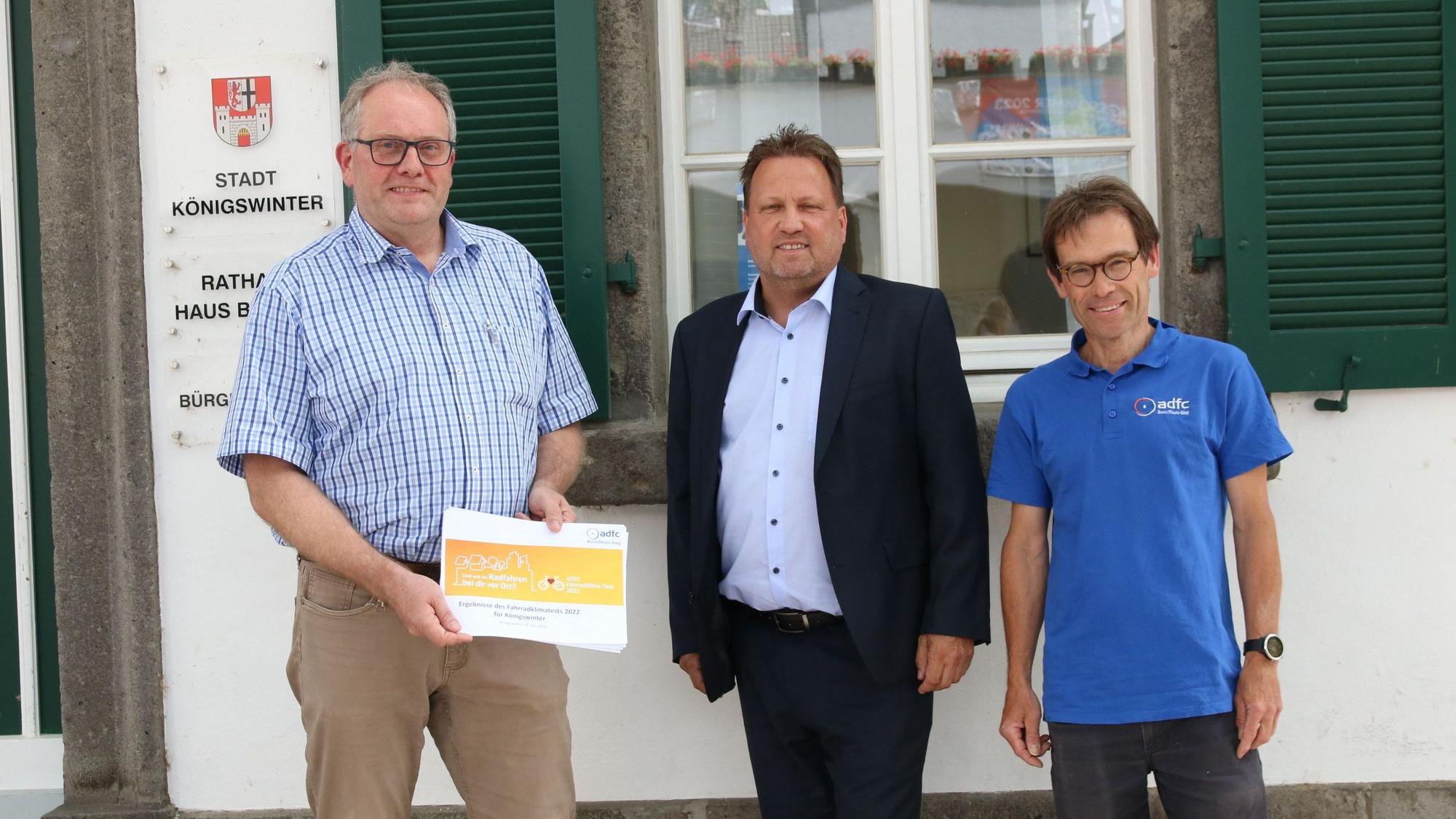 Peter Lorscheid, Lutz Wagner und Bernhard Steinhaus stehen vor dem Haus Bachem, dem Rathaus und Sitz des Bürgermeisters.