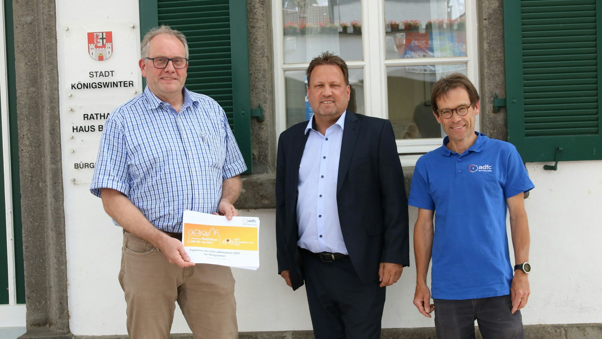 Peter Lorscheid, Lutz Wagner und Bernhard Steinhaus stehen vor dem Haus Bachem, dem Rathaus und Sitz des Bürgermeisters.
