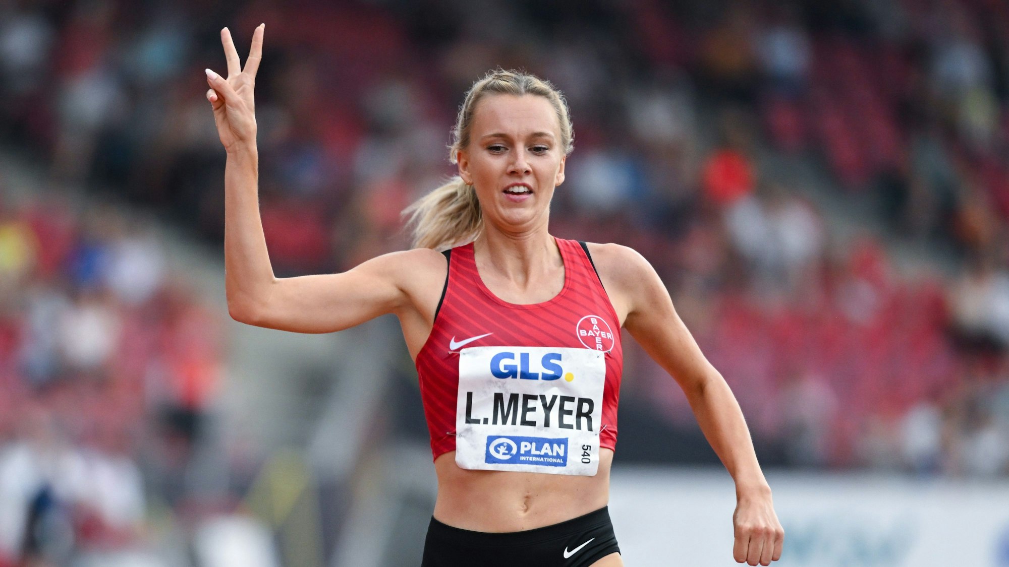 09.07.2023, Hessen, Kassel: Leichtathletik: Deutsche Meisterschaft im Auestadion. 3000m Hindernis, Finale, Frauen. Lea Meyer jubelt im Ziel. Foto: Sven Hoppe/dpa +++ dpa-Bildfunk +++