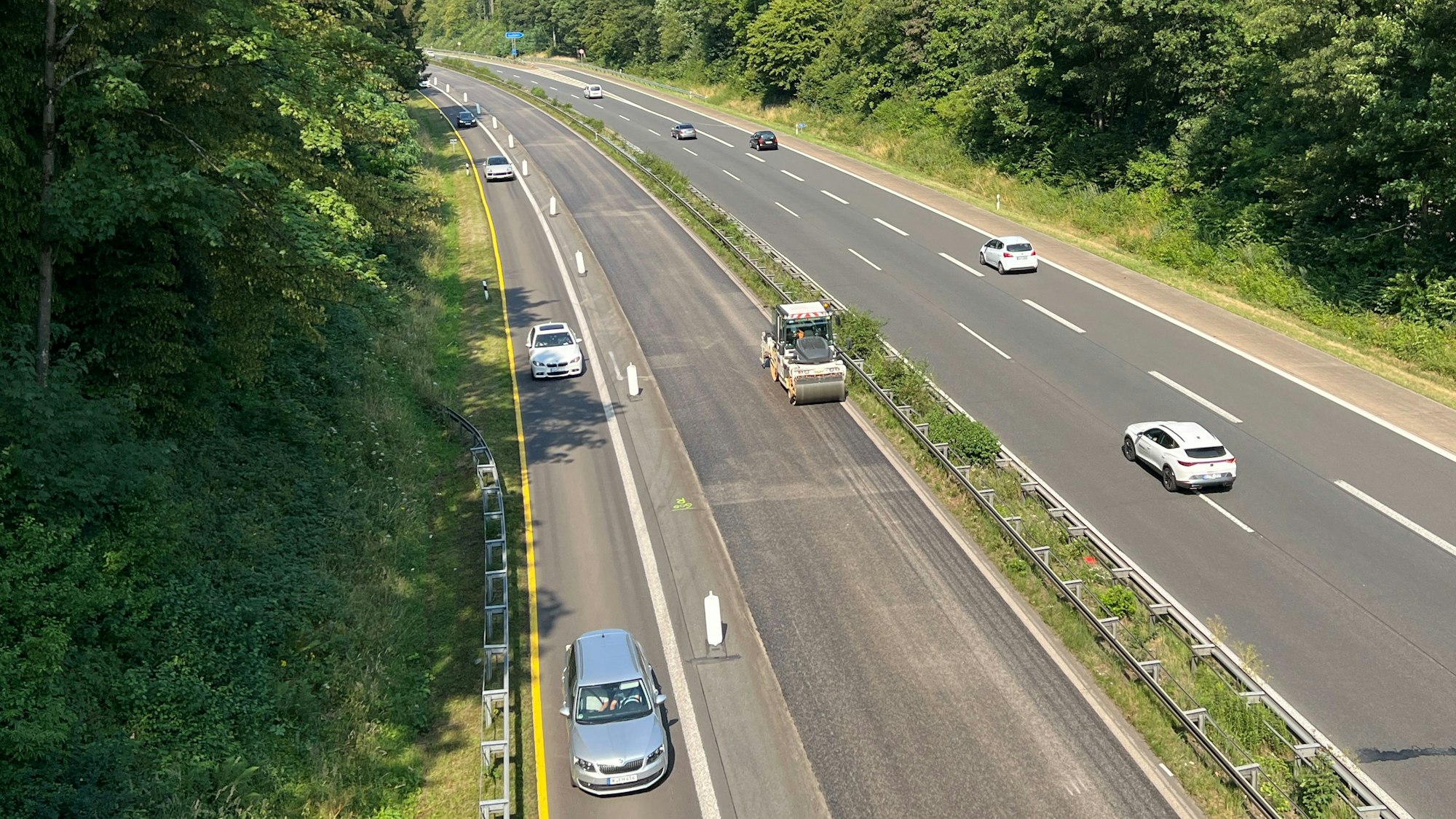 Straßenbauarbeiten: Die A4 erhält in Rhein-Berg eine neue Asphaltschicht.