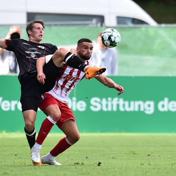 Fußball Herren Bitburger-Pokalfinale Saison 2021/2022: SC Fortuna Köln - FC Viktoria Köln am 21.05.2022 im Sportpark Höhenberg in Köln Daniel Buballa FC Viktoria Köln , links - Leon Demaj SC Fortuna Köln , rechts Nordrhein-Westfalen Deutschland *** Soccer men Bitburger Cup final season 2021 2022 SC Fortuna Köln FC Viktoria Köln on 21 05 2022 at Sportpark Höhenberg in Cologne Daniel Buballa FC Viktoria Köln , left Leon Demaj SC Fortuna Köln , right North Rhine Westphalia Germany