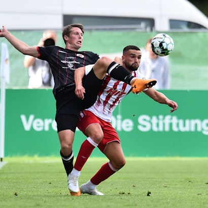 Fußball Herren Bitburger-Pokalfinale Saison 2021/2022: SC Fortuna Köln - FC Viktoria Köln am 21.05.2022 im Sportpark Höhenberg in Köln Daniel Buballa FC Viktoria Köln , links - Leon Demaj SC Fortuna Köln , rechts Nordrhein-Westfalen Deutschland *** Soccer men Bitburger Cup final season 2021 2022 SC Fortuna Köln FC Viktoria Köln on 21 05 2022 at Sportpark Höhenberg in Cologne Daniel Buballa FC Viktoria Köln , left Leon Demaj SC Fortuna Köln , right North Rhine Westphalia Germany