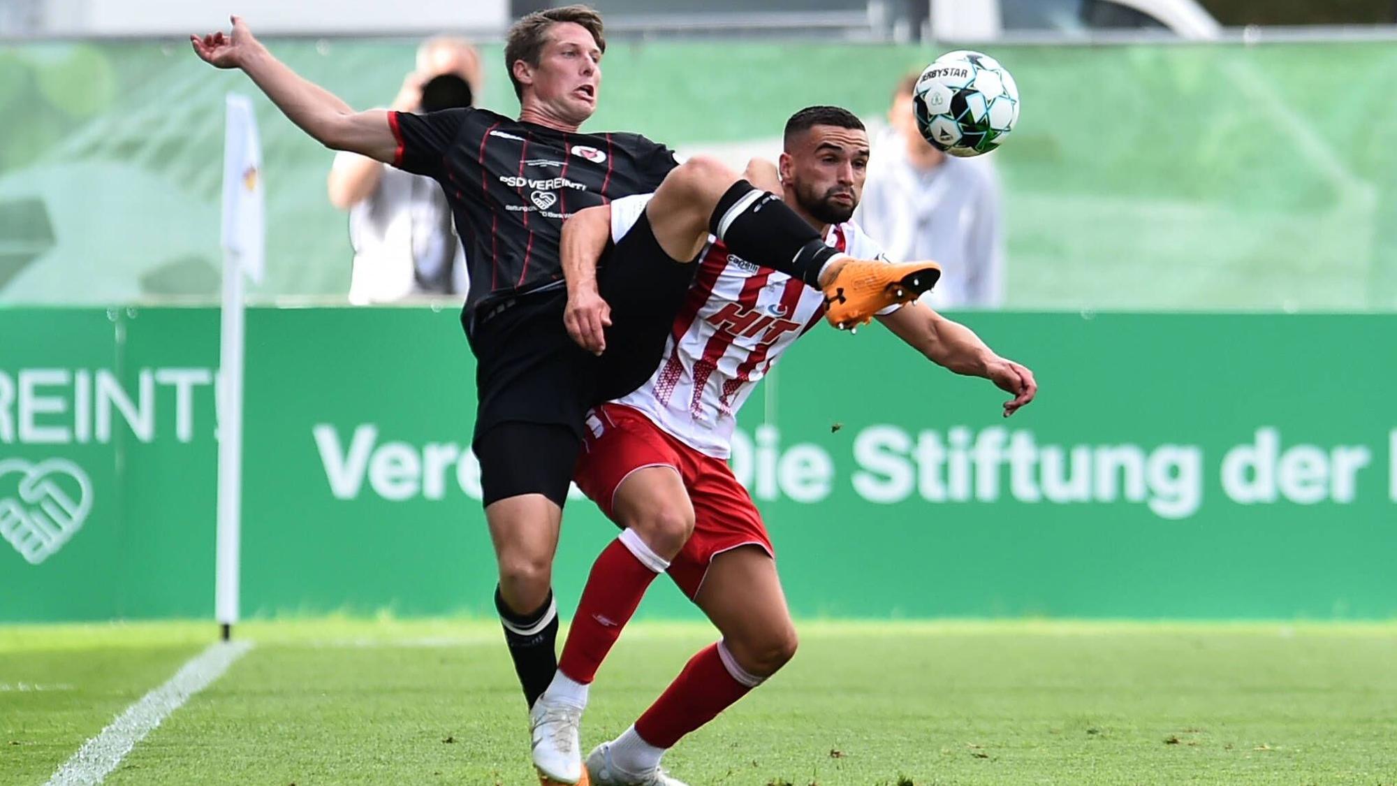 Fußball Herren Bitburger-Pokalfinale Saison 2021/2022: SC Fortuna Köln - FC Viktoria Köln am 21.05.2022 im Sportpark Höhenberg in Köln Daniel Buballa FC Viktoria Köln , links - Leon Demaj SC Fortuna Köln , rechts Nordrhein-Westfalen Deutschland *** Soccer men Bitburger Cup final season 2021 2022 SC Fortuna Köln FC Viktoria Köln on 21 05 2022 at Sportpark Höhenberg in Cologne Daniel Buballa FC Viktoria Köln , left Leon Demaj SC Fortuna Köln , right North Rhine Westphalia Germany