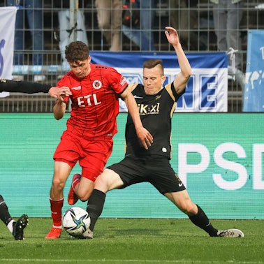 Niklas May FC Viktoria Köln 37 und Jonas Fedl SV Meppen 5, FC Viktoria Koeln vs. SV Meppen, Fussball, 3. Bundesliga, 31. Spieltag, 25.04.2022, DFL REGULATIONS PROHIBIT ANY USE OF PHOTOGRAPHS AS IMAGE SEQUENCES AND/OR QUASI-VIDEO, FC Viktoria Koeln vs. SV Meppen, Fussball, 3. Bundesliga, 31. Spieltag, 25.04.2022 Koeln *** Niklas May FC Viktoria Koeln 37 and Jonas Fedl SV Meppen 5 , FC Viktoria Koeln vs SV Meppen, Football, 3 Bundesliga, 31 Matchday, 25 04 2022, DFL REGULATES PROHIBIT ANY USE OF PHOTOGRAPHS AS IMAGE SEQUENCES AND OR QUASI VIDEO, FC Viktoria Koeln vs SV Meppen, Football, 3 Bundesliga, 31 Matchday, 25 04 2022 Koeln Copyright: xJoergxNiebergall/Eibner-Pressefox EP_JNL