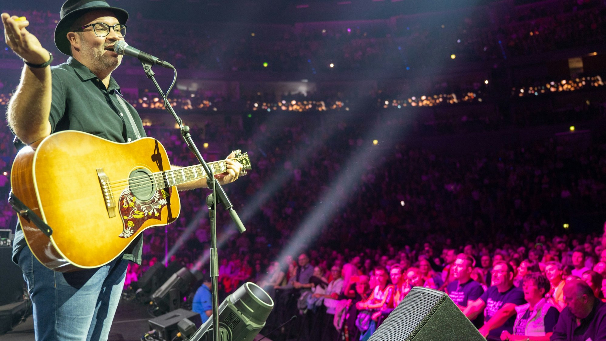 Björn Heuser steht beim „Kölle singt“- Konzert auf der Bühne der Lanxessarena.