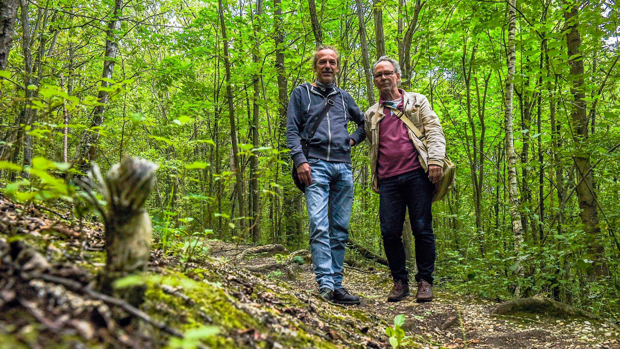 Der Zeichner Jan Hillen (l.) und unser Autor Oliver Tripp sind auf einem Waldweg zu sehen, als sie sich gerade auf den Werwolfwanderweg machen.