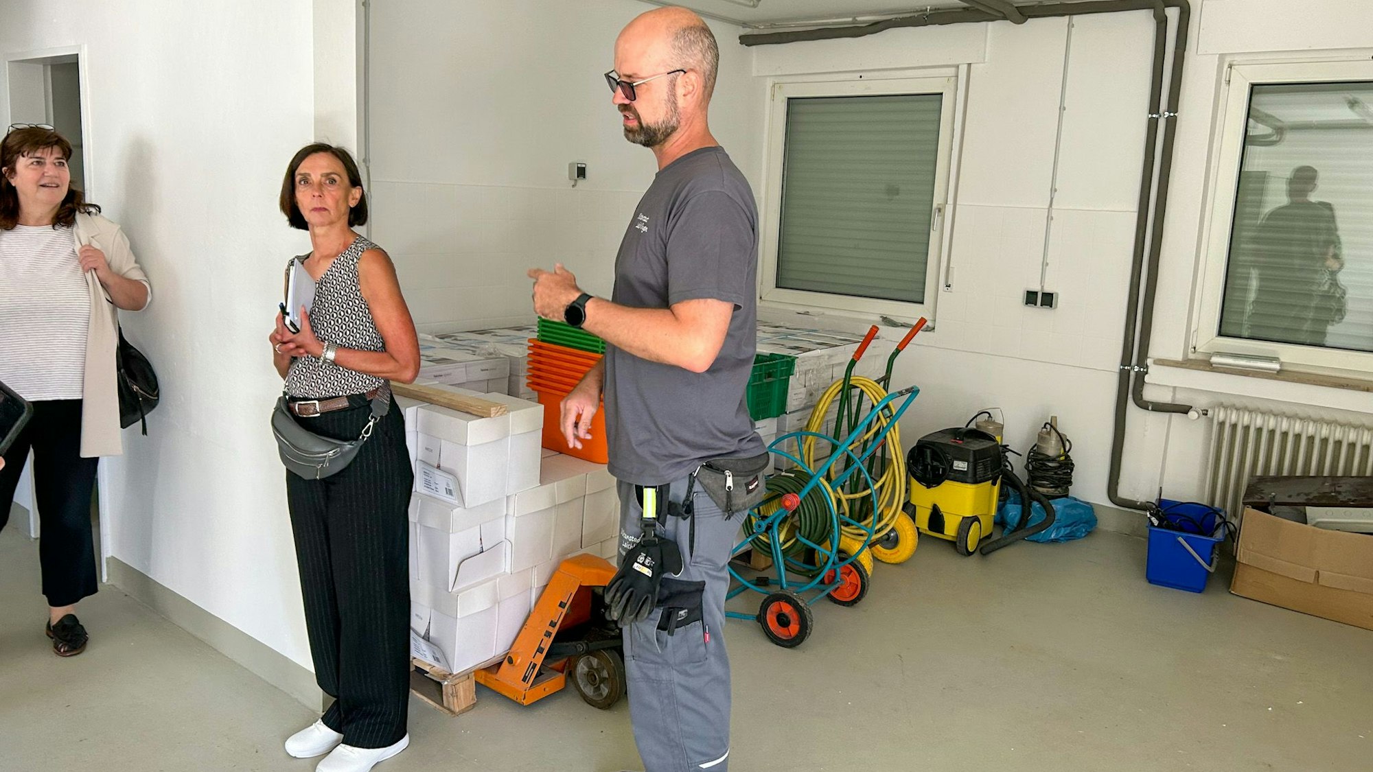 Die Hausmeisterwohnung der Hauptschule wurde komplett renoviert. Stadtsprecherin Ute Gerhards (v.l.), Susanne Broch aus der Gebäudewirtschaft mit Andreas Wünsche, Gebäudewirtschaft.