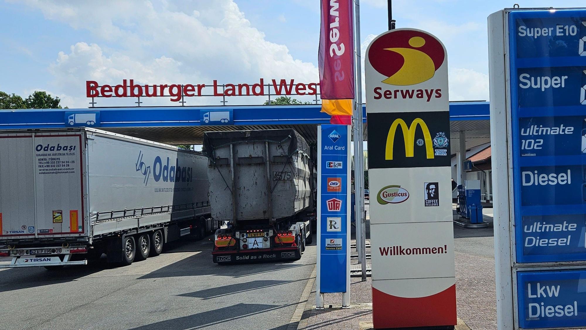 Das Bild zeigt die Rastplatz Bedburger Land West an der Autobahn 61.