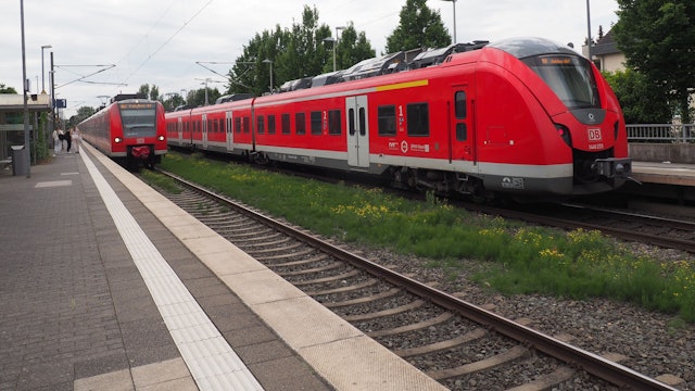 Das Foto zeigt zwei Regionalzüge, die am Pulheimer Bahnhof Halt machen.