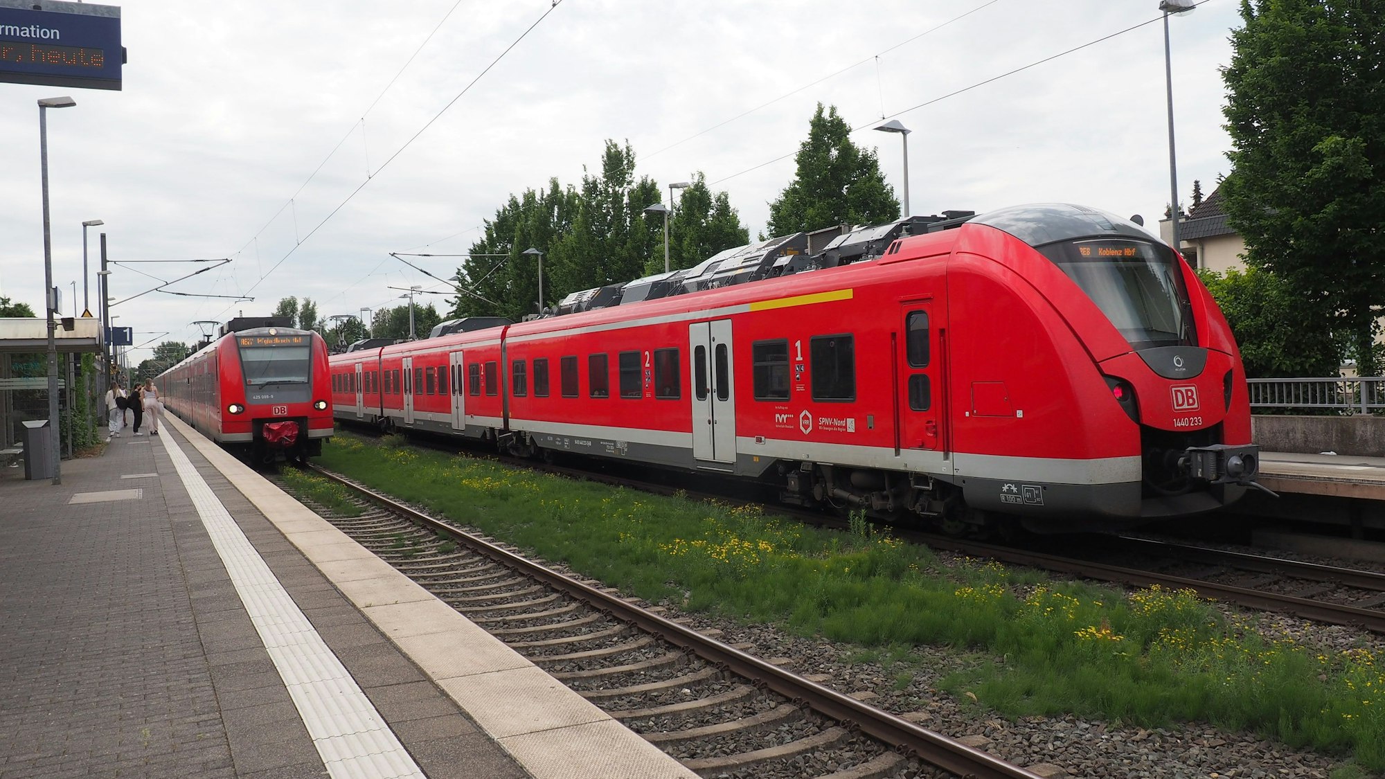 Das Foto zeigt zwei Regionalzüge, die am Pulheimer Bahnhof Halt machen.