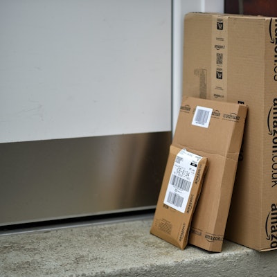 Päckchen des Online-Versandhändlers Amazon stehen vor einer Haustür. Deutschlands Paketbranche setzt immer stärker darauf, die Sendungen bei der Zustellung nur vor die Tür zu legen und nicht mehr zu übergeben. Die Anzahl sogenannter Abstell-Genehmigungen stieg in den vergangenen Jahren bei den verschiedenen Paketfirmen stark an.