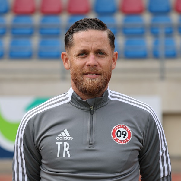 Trainer Mike Wunderlich steht im Stadion.