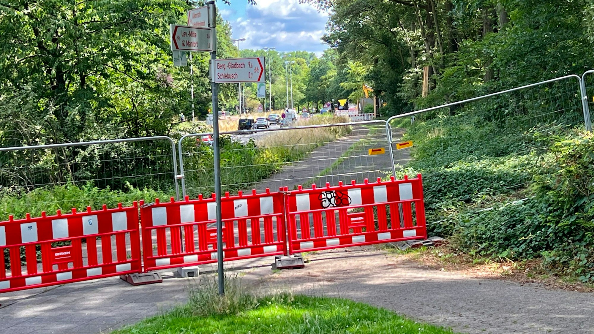 Gesperrter Weg an der Gustav-Heinemann-Straße