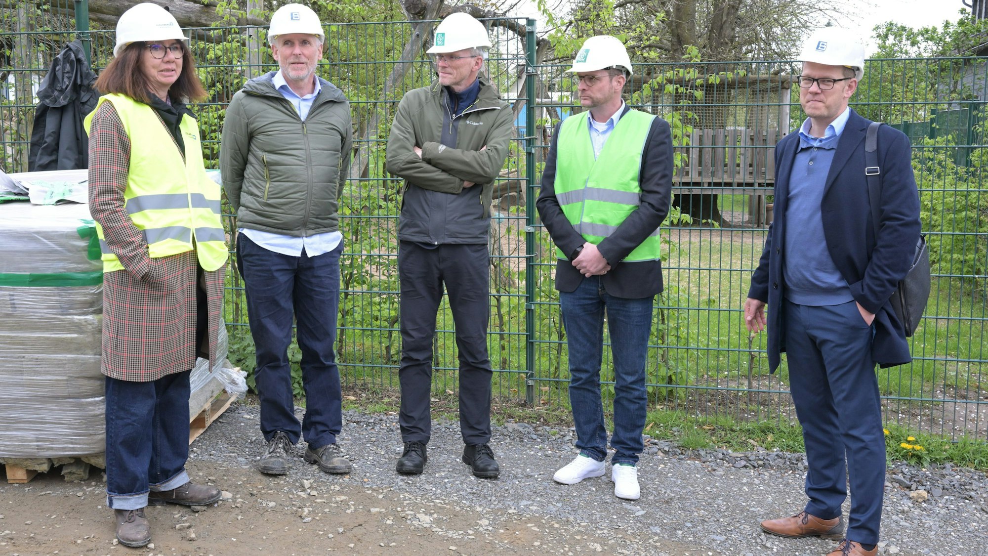 Bürgermeister Frank Stein (Mitte) und Dezernent Thore Eggert (2. v.r.) mit den Projektverantwortlichen der Schulbau GmbH in Hebborn, dem zweiten Standort der beiden Sofortschulen