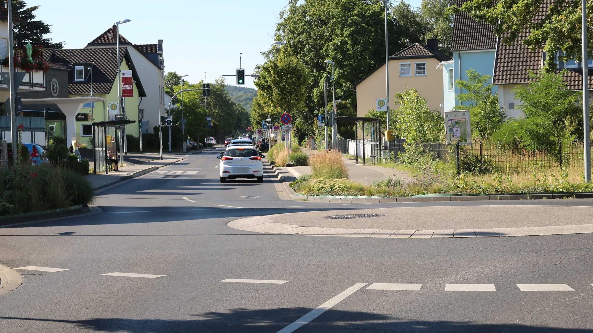 Autos fahren über die Linzer Straße. Im Vordergrund befindet sich der Mini-Kreisel am Floßweg.
