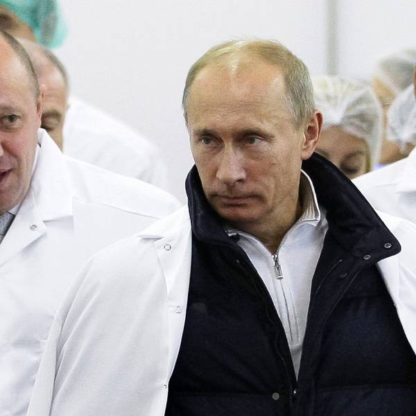 Wagner-Chef Jewgeni Prigoschin spricht bei einem Fototermin mit Russlands Präsident Wladimir Putin.