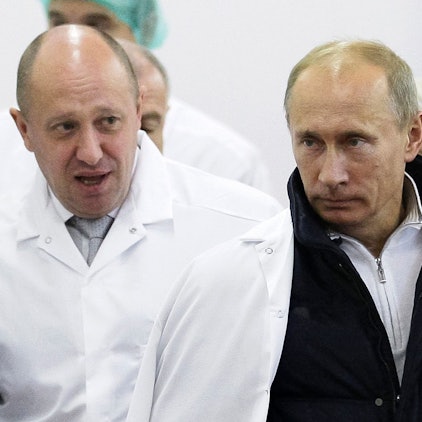 Wagner-Chef Jewgeni Prigoschin spricht bei einem Fototermin mit Russlands Präsident Wladimir Putin.