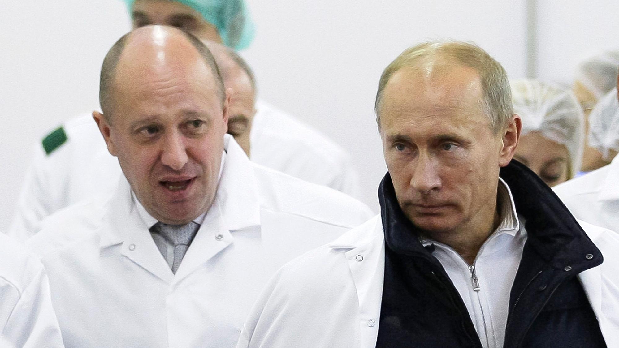 Eine Aufnahme aus dem Jahr 2010: Jewgeni Prigoschin, sinerzeit als „Putins Koch“ bekannt, zusammen mit Wladimir Putin, Präsident von Russland.