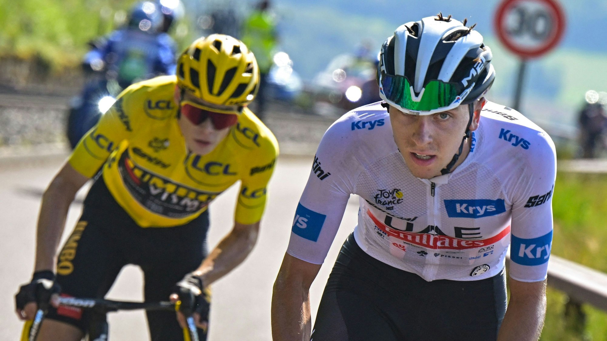 Tadej Pogacar (r.) aus Slowenien und Jonas Vingegaard aus Dänemark lieferten sich auf dem legendären Puy de Dôme ein Kopf-an-Kopf-Rennen.
