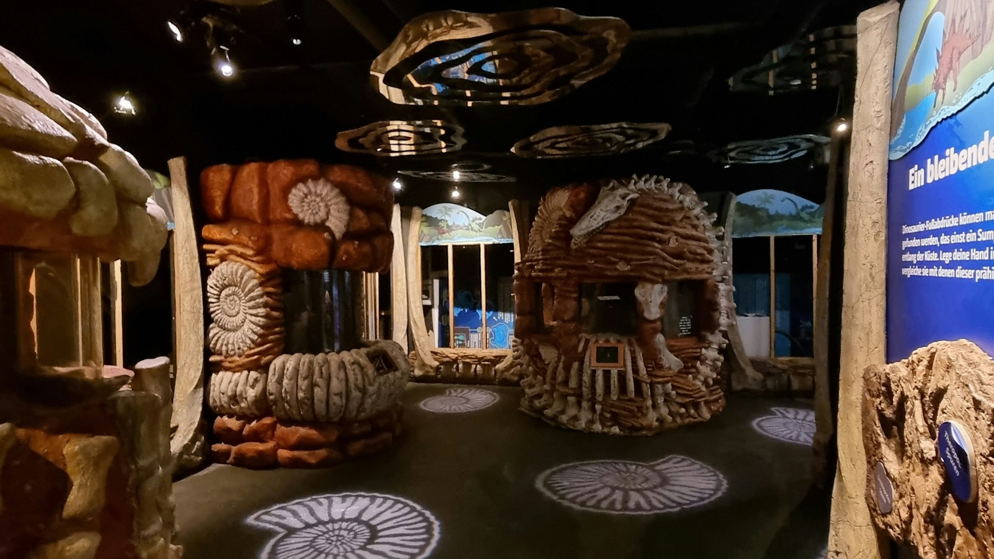 In dem ehemaligen Aquarium stehen und hängen noch Kulissen und Deko-Elemente.