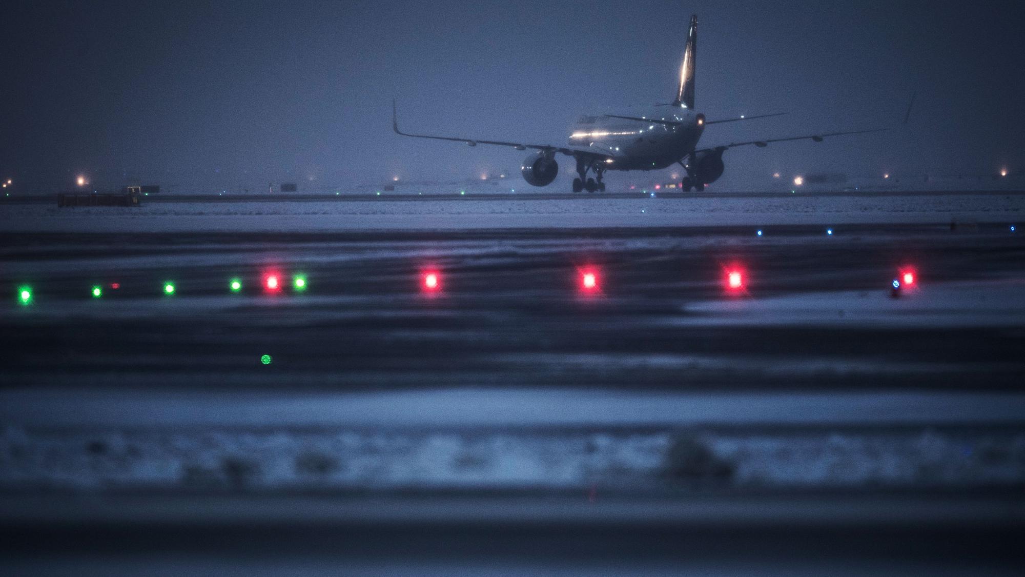 Ein Flugzeug steht auf dem Flughafen in Frankfurt am Main auf dem Rollfeld. (Symbolbild)