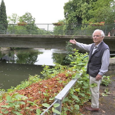 Prof. Bernhard Kunst weist auf Rückstau von Wasser an der Rathausbrücke Hoffnungsthal hin