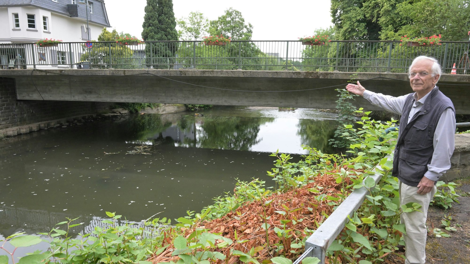 Prof. Bernhard Kunst weist auf Rückstau von Wasser an der Rathausbrücke Hoffnungsthal hin