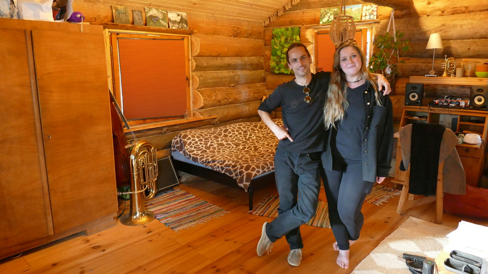 In dieser Holzhütte leben Steffen Jahn und Olesja Schazkaja. Anfangs hatte sie weder Türen noch Fenster.