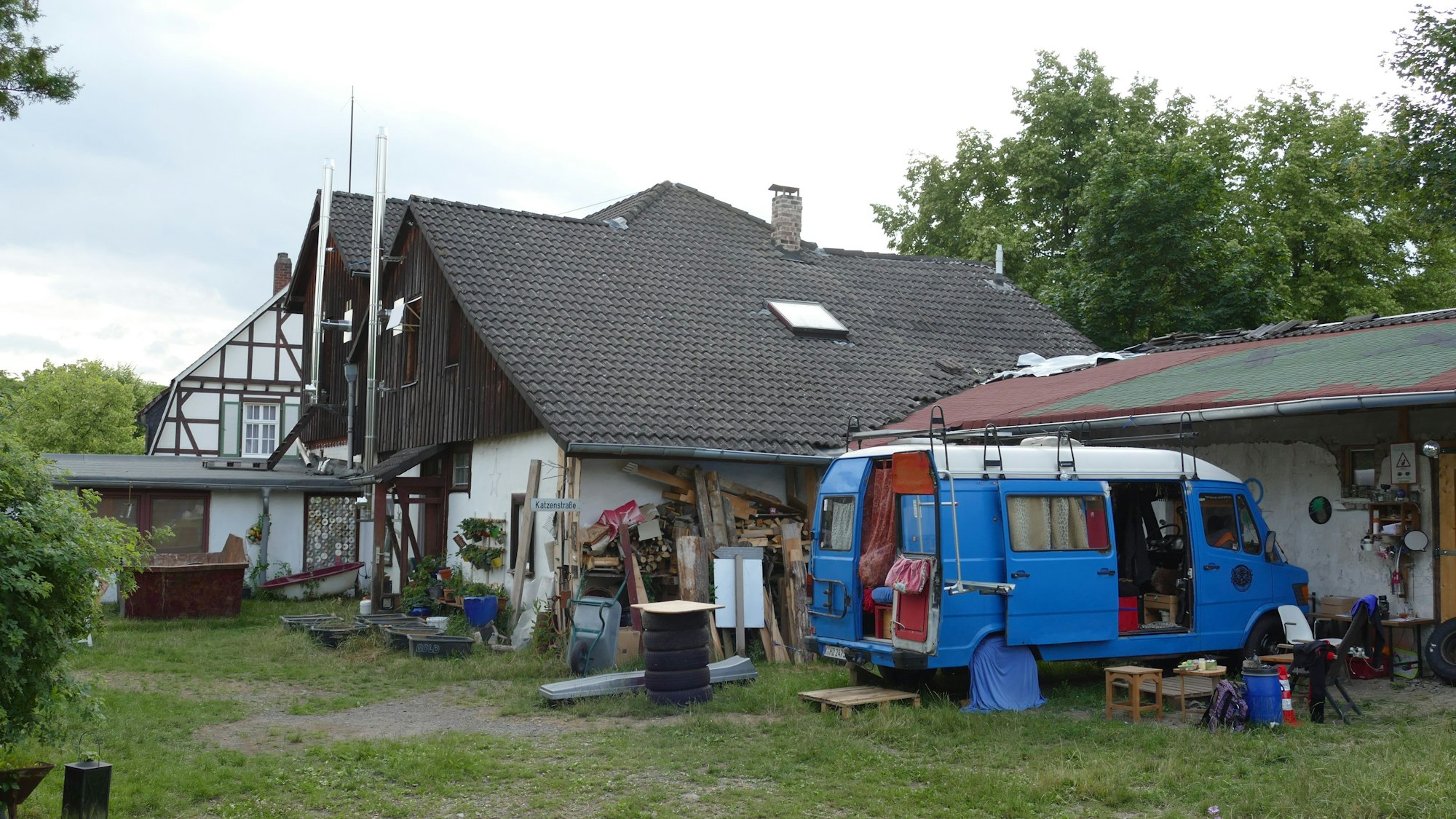 Blick auf den Garten des Graswurzelhofs.