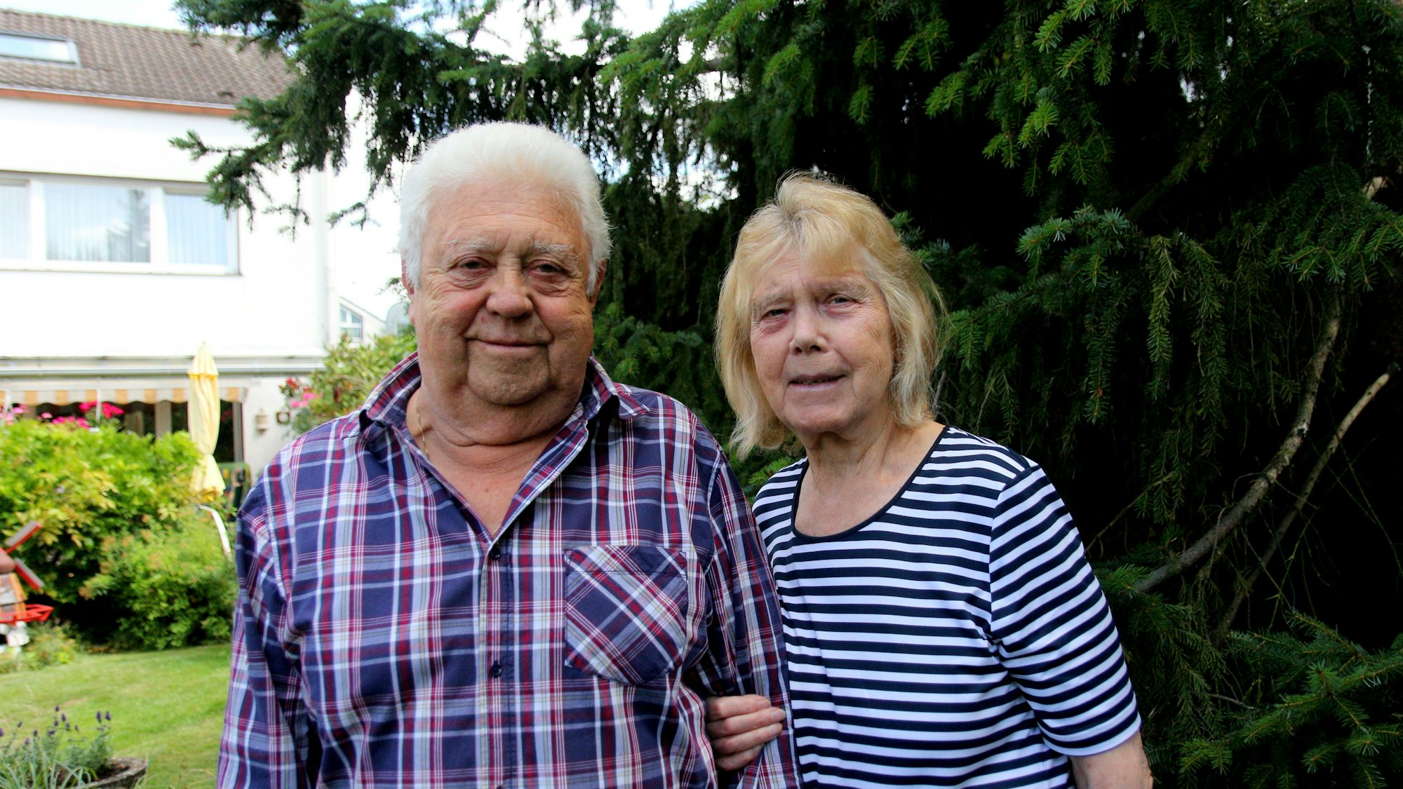 Das Foto zeigt die Eheleute in ihrem Garten.