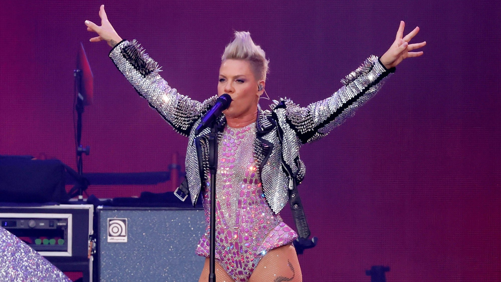 Pink steht am 8. Juli auf der Bühne im Kölner Rhein-Energie-Stadion. Die US-Erfolgssängerin trat beim Auftritt ins Rammstein-Fettnäpfchen, nun hat sie sich noch einmal zu dem Fall geäußert.