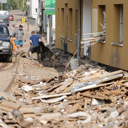 Flutkatastrophe im Juli 2021: Menschen räumen in Gemünd Schutt aus ihren Häusern beim Wiederaufbau nach dem Hochwasser.