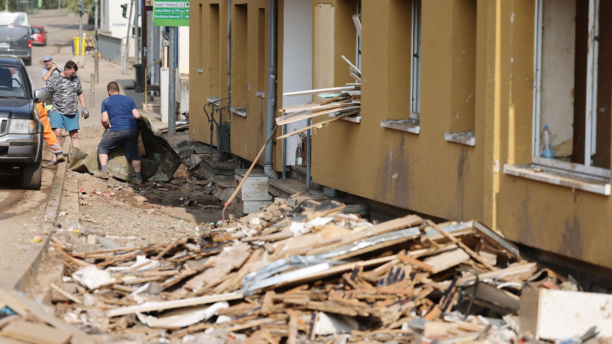 Flutkatastrophe im Juli 2021: Menschen räumen in Gemünd Schutt aus ihren Häusern beim Wiederaufbau nach dem Hochwasser.