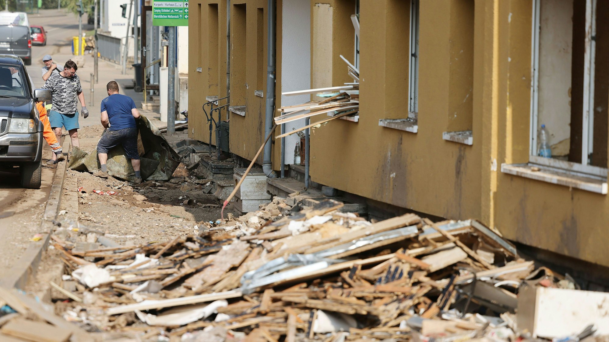 Flutkatastrophe im Juli 2021: Menschen räumen in Gemünd Schutt aus ihren Häusern beim Wiederaufbau nach dem Hochwasser.