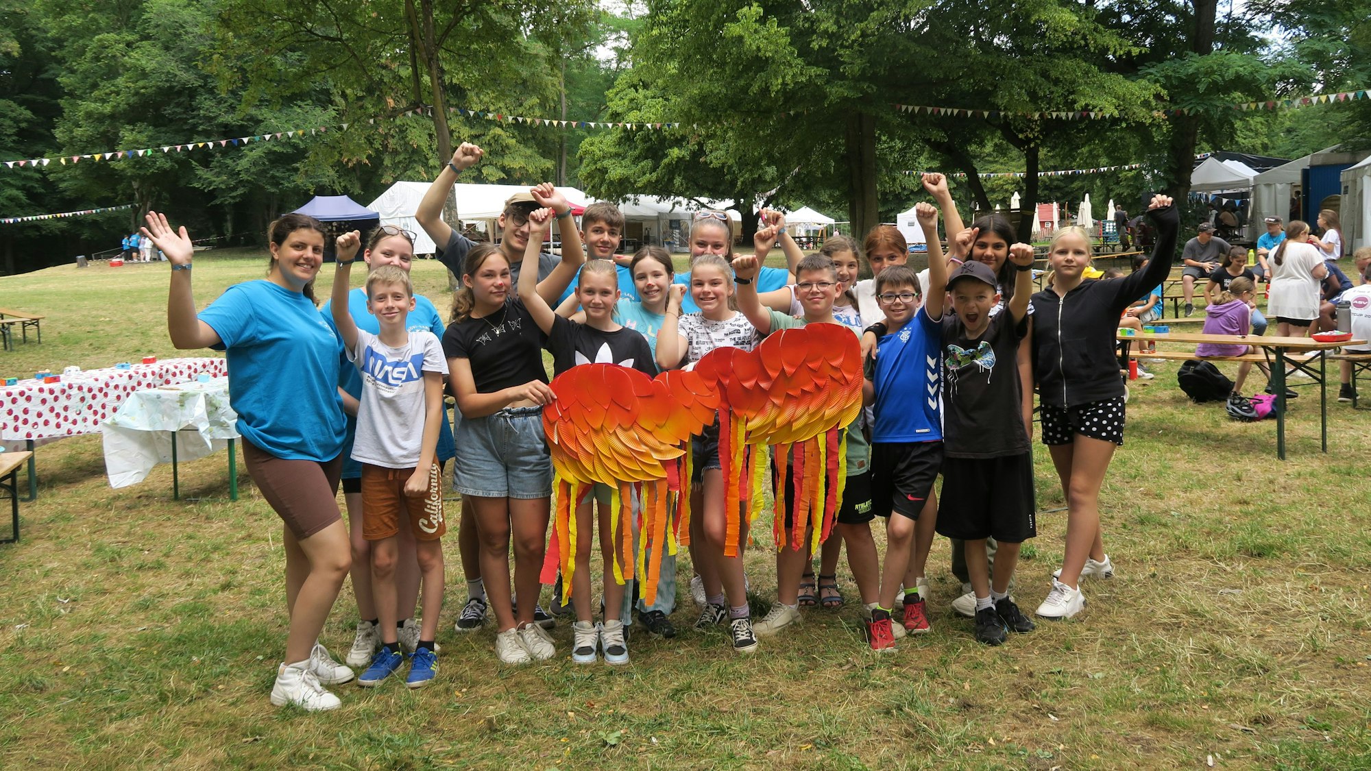 Eine Gruppe Kinder steht auf einem Rasen.