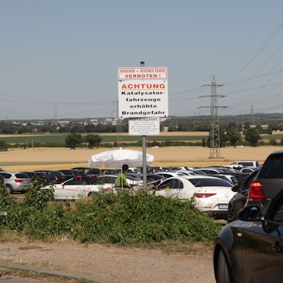 Autos sind auf einem Feld abgestellt.