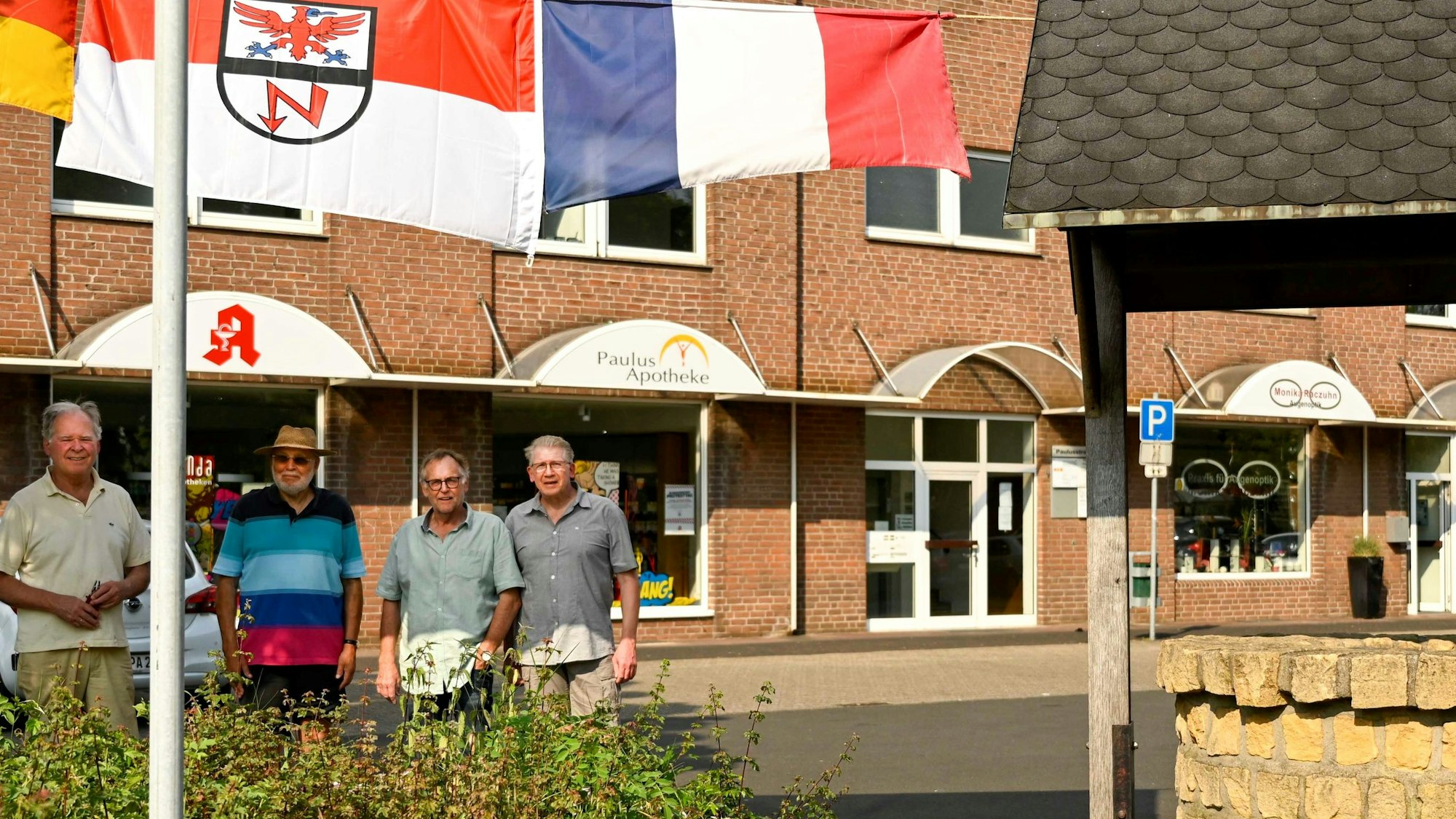 Aus Anlass von 60 Jahren Partnerschaft mit Briey wurden in Niederaußem die Fahnen von Deutschland, Frankreich und Niederaußem gehisst.