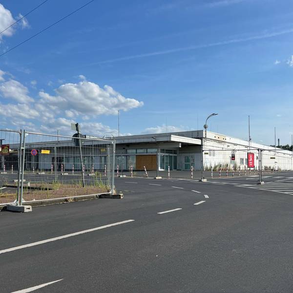 Eingezäunt sind mittlerweile Parkplatz und Gebäude des ehemaligen Real-Marktes an der Rudolf-Diesel-Straße in Porz-Eil.