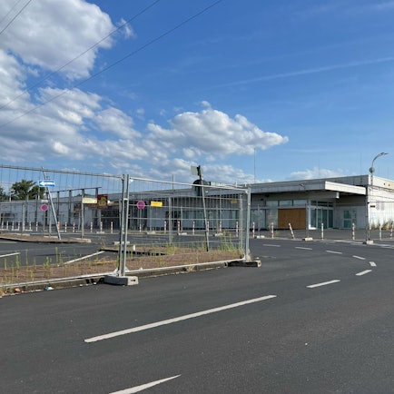 Eingezäunt sind mittlerweile Parkplatz und Gebäude des ehemaligen Real-Marktes an der Rudolf-Diesel-Straße in Porz-Eil.
