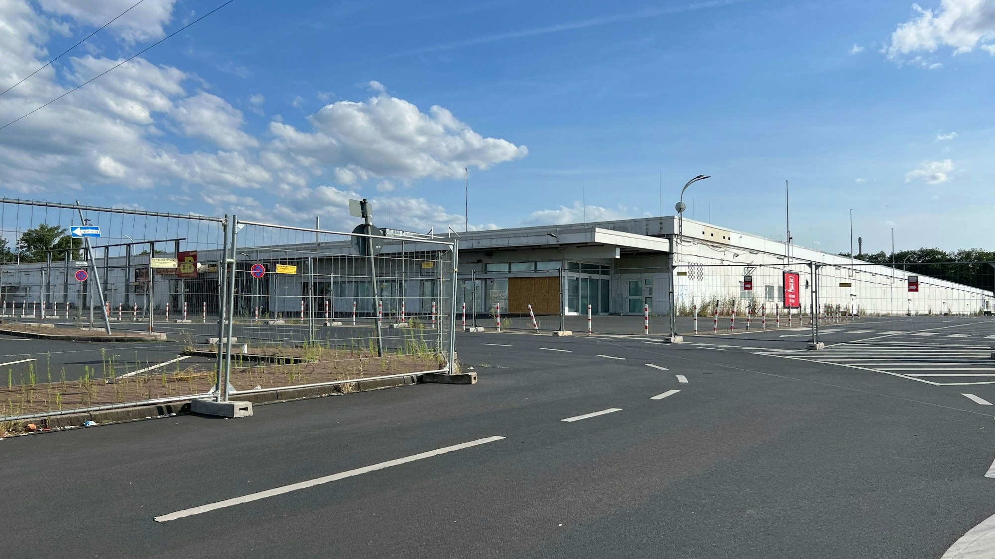 Eingezäunt sind mittlerweile Parkplatz und Gebäude des ehemaligen Real-Marktes an der Rudolf-Diesel-Straße in Porz-Eil.