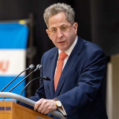 Hans-Georg Maaßen an einem Rednerpult.
