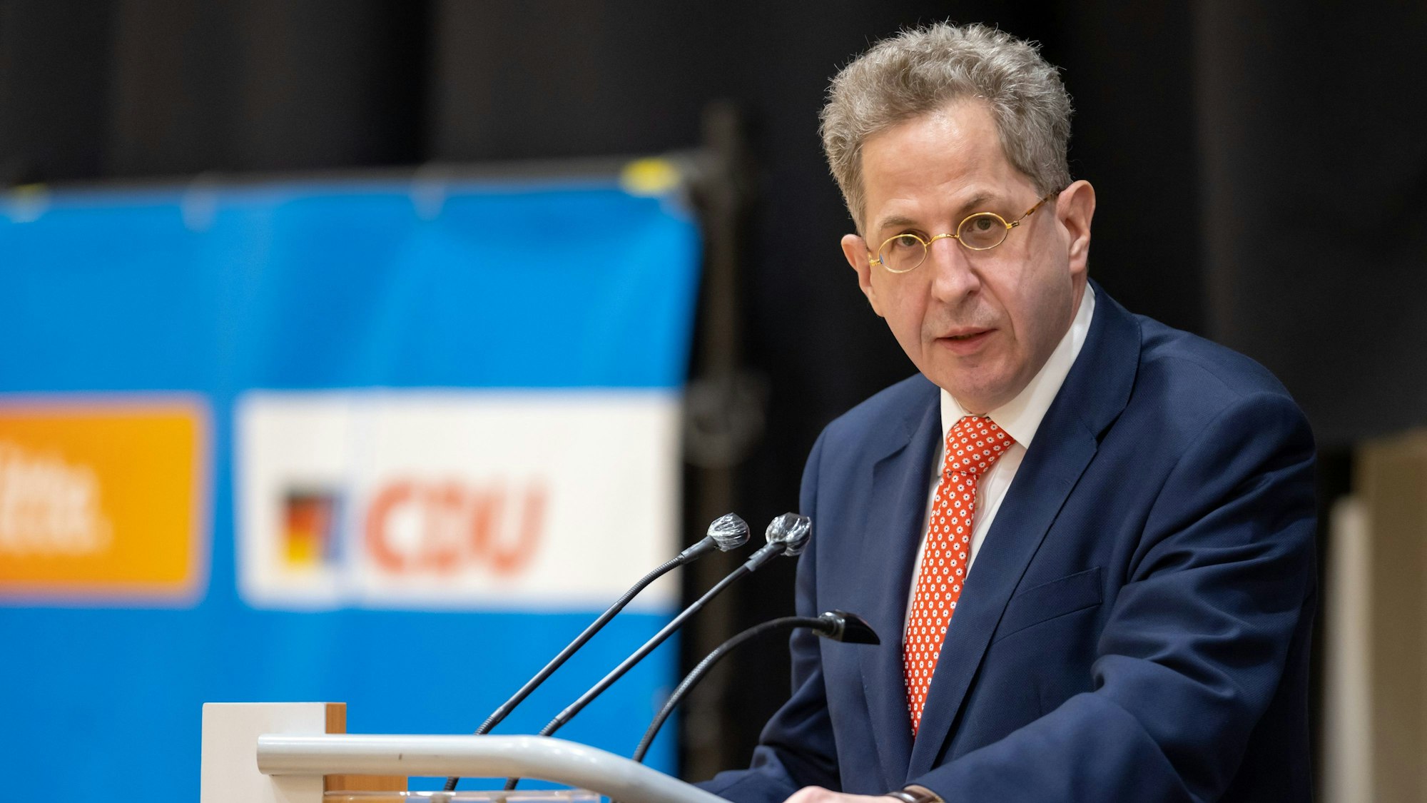 ARCHIV - 30.04.2021, Thüringen, Suhl: Hans-Georg Maaßen (CDU) spricht vor der Wahlkreisvertreterversammlung der CDU-Kreisverbände in Südthüringen.