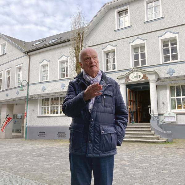 Der Ur-Waldbröler Reinhard Grüber steht an der Hochstraße vor dem früheren Hotel Althoff. Dieses und insbesondere der Festsaal in dem staatlichen Gebäude waren weit über die Grenzen der Marktstadt hinaus bekannt.
