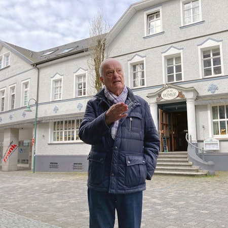 Der Ur-Waldbröler Reinhard Grüber steht an der Hochstraße vor dem früheren Hotel Althoff. Dieses und insbesondere der Festsaal in dem staatlichen Gebäude waren weit über die Grenzen der Marktstadt hinaus bekannt.