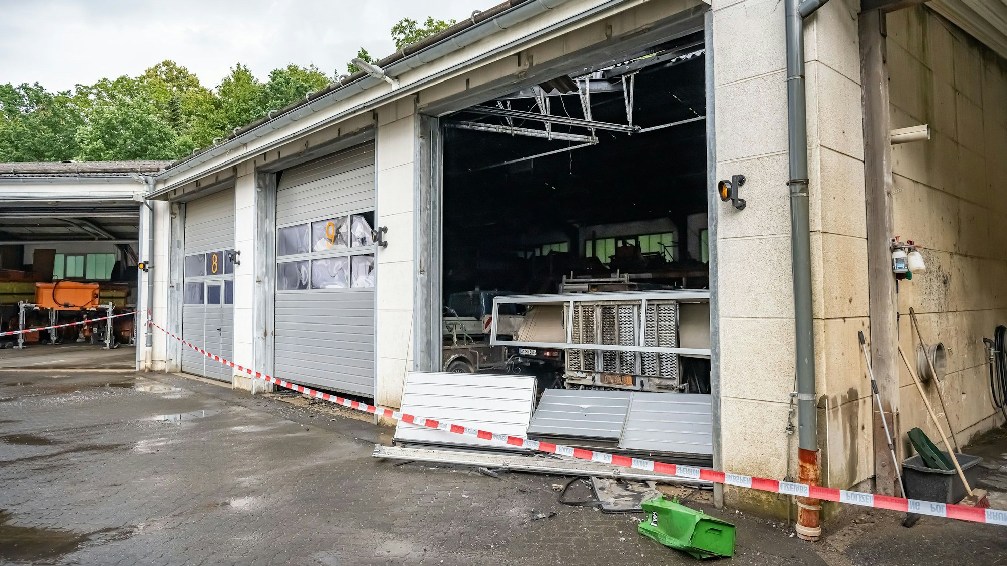 Blick auf Fahrzeughallen des Bauhofes nach dem Löscheinsatz.