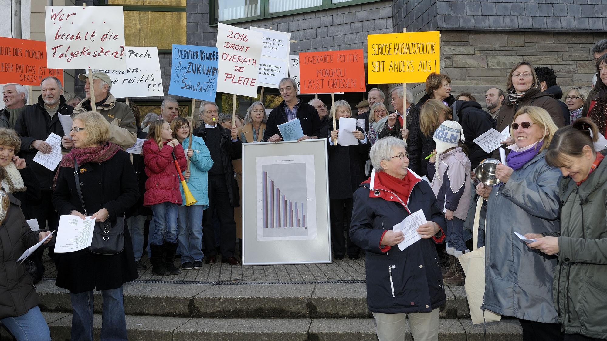 Overather Bürger demonstrierten 2011 vor dem Bürgerhaus gegen die städtische Finanzpolitik.