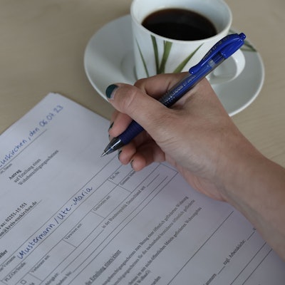 Ein Antrag zur Erteilung eines Wohnberechtigungsscheins wird ausgefüllt.