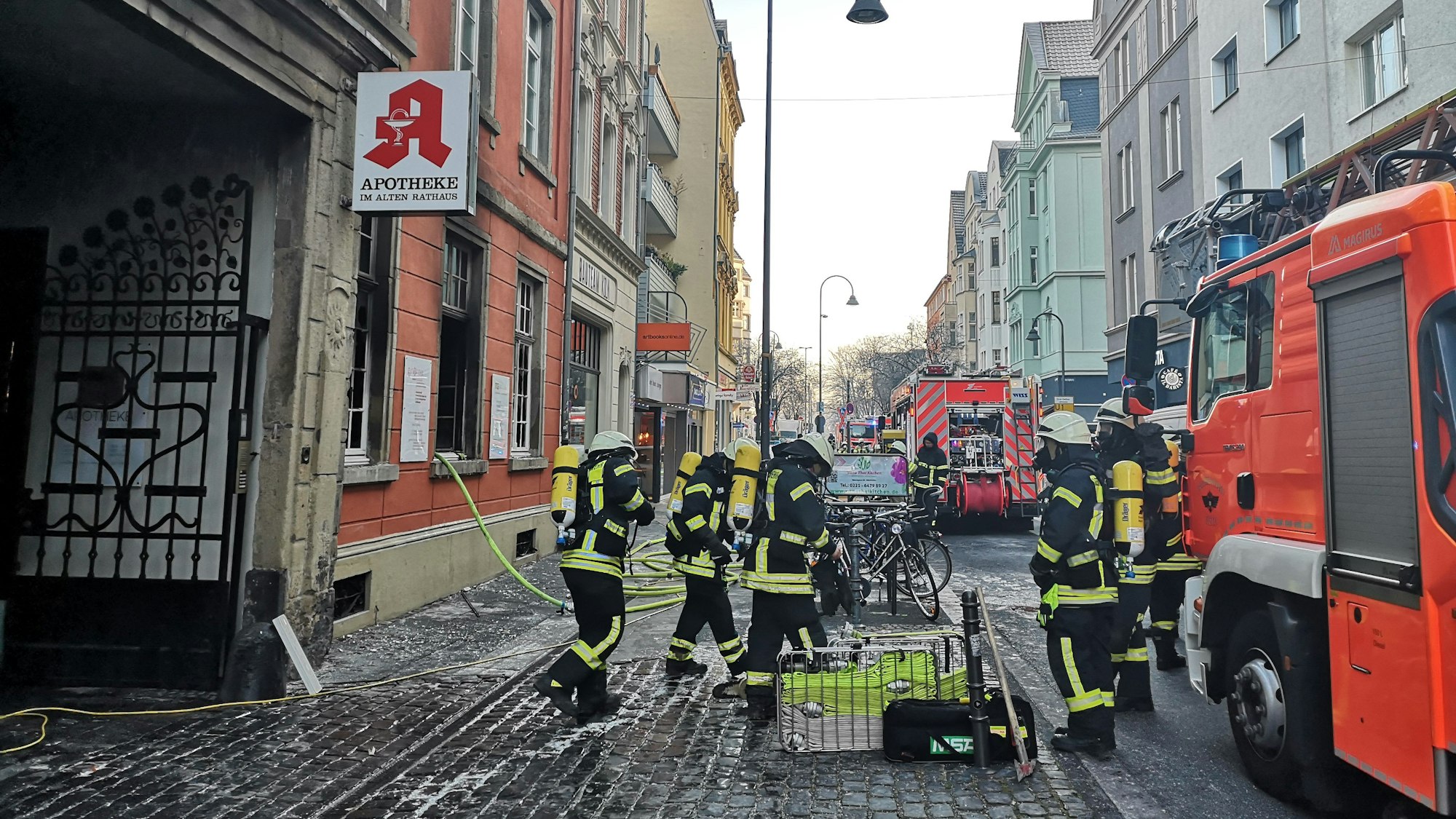 Eine Apotheke auf der Deutzer Freiheit ist Ende Dezember 2022 ausgebrannt.