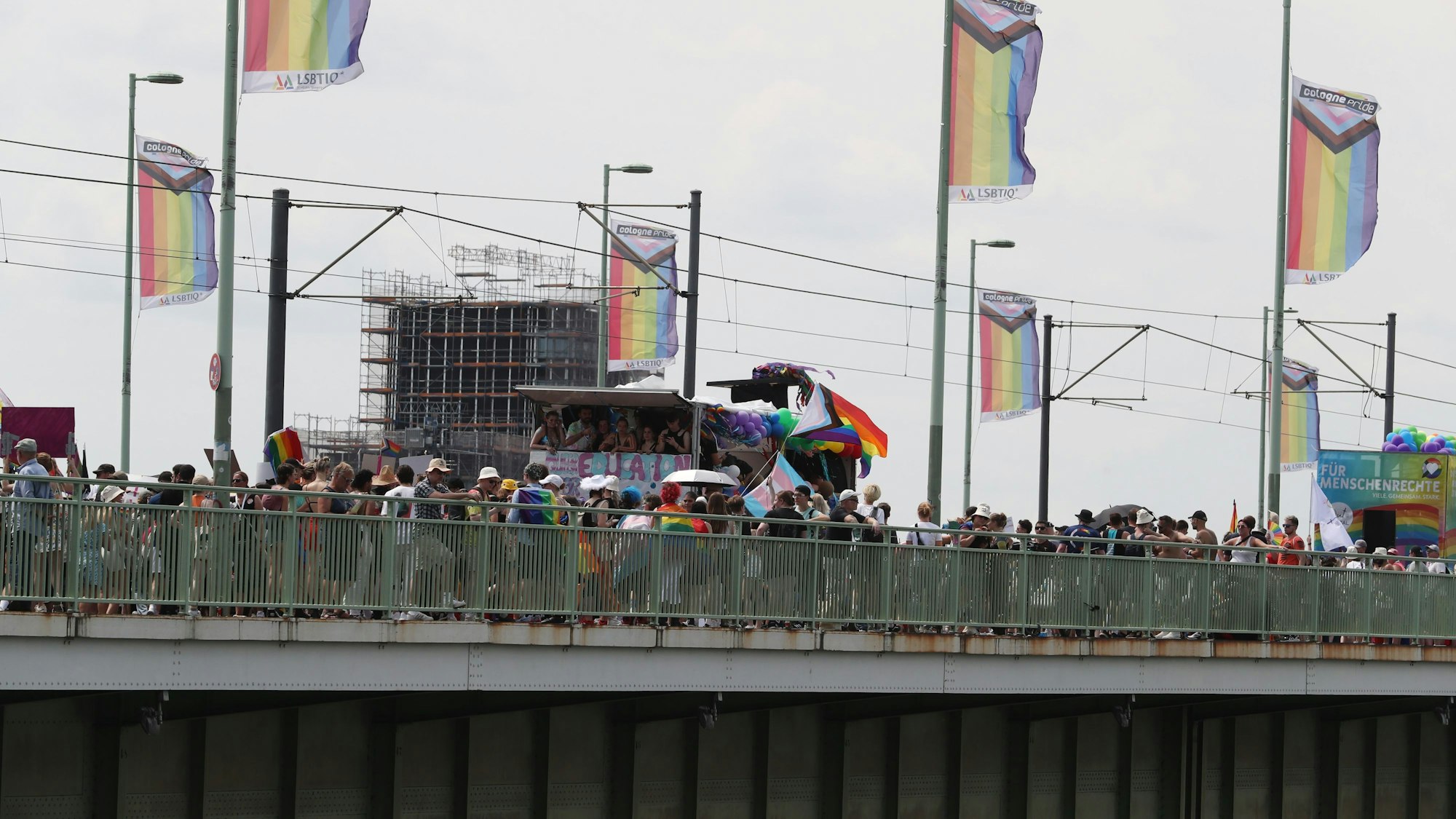 CSD-Parade über die Deutzer Brücke.