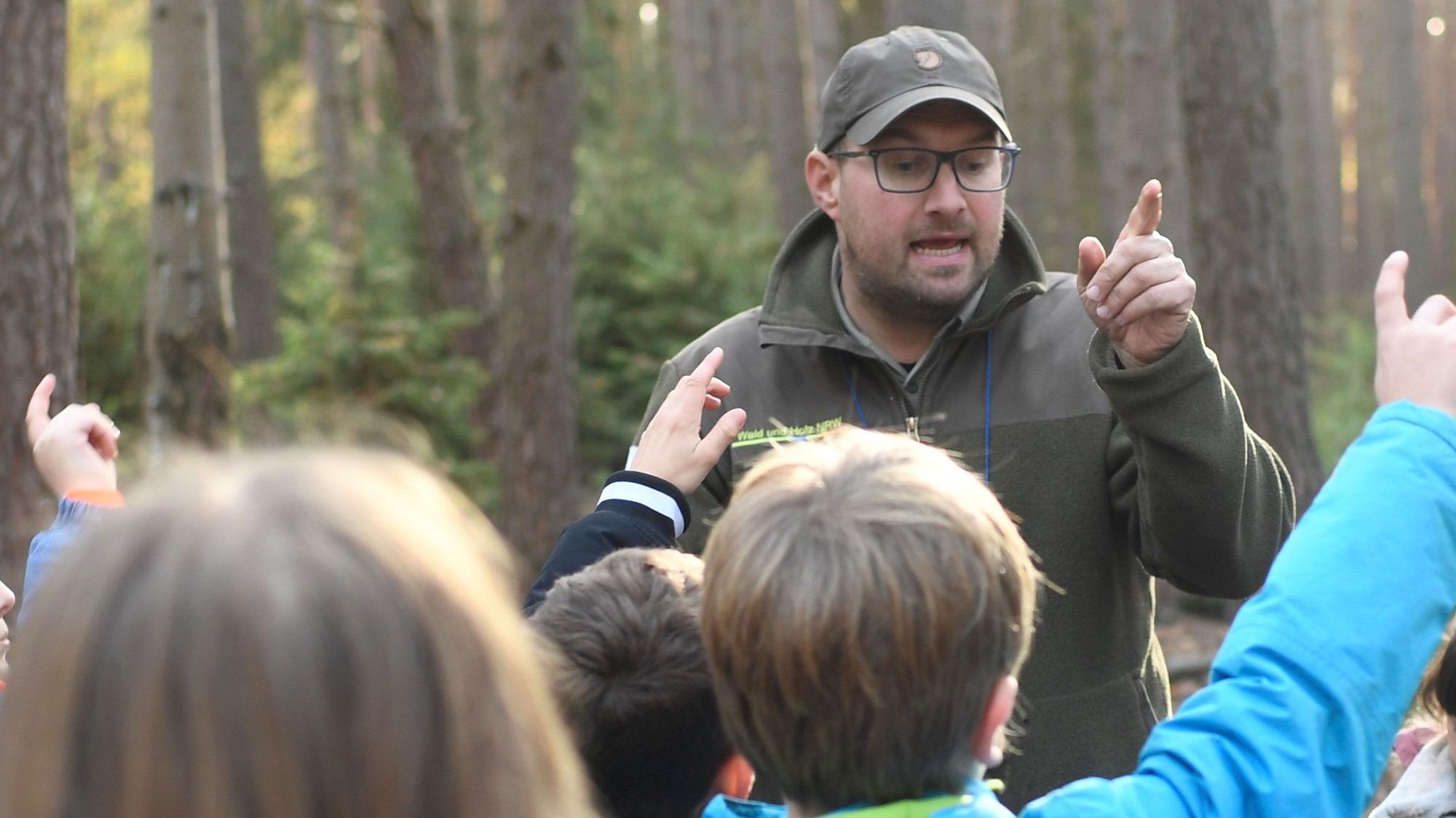 Ein Ranger im Nationalpark Eifel beantwortet Fragen von Kindern.